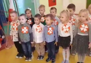 Dzieci podczas śpiewania "Mazurka Dąbrowskiego".Dzieci z grupy <